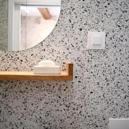 招待所 Live Laugh Luxury