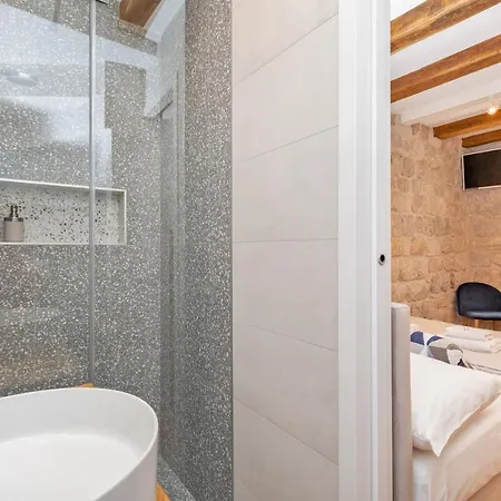 Live Laugh Luxury ドゥブロブニク