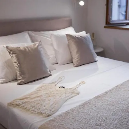 Live Laugh Luxury ドゥブロブニク