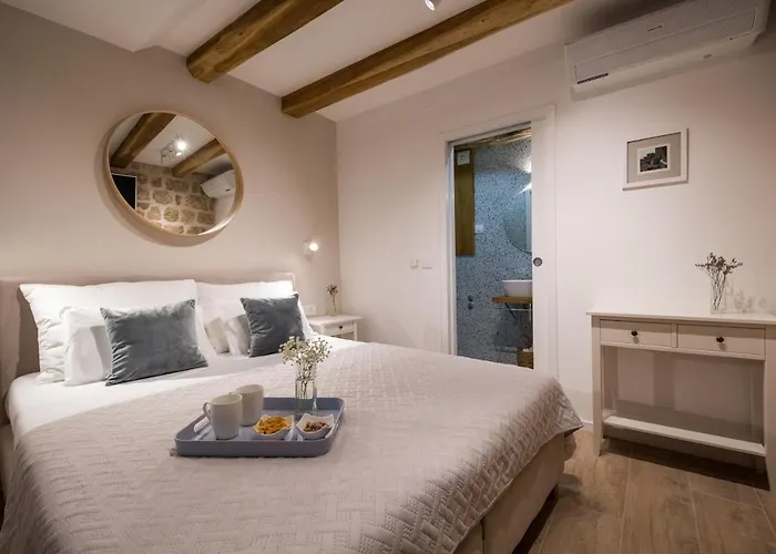 Pensión Live Laugh Luxury