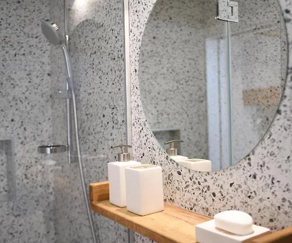 Pensión Live Laugh Luxury