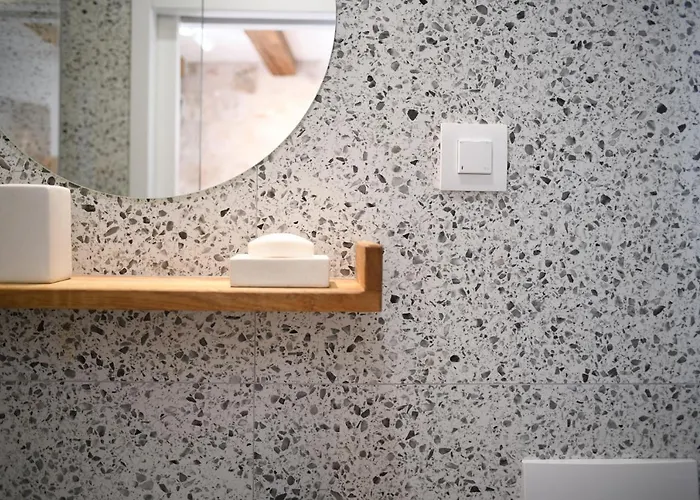 Pensión Live Laugh Luxury