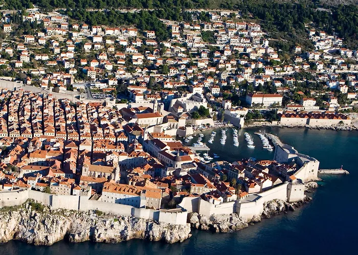 Pensión Live Laugh Luxury